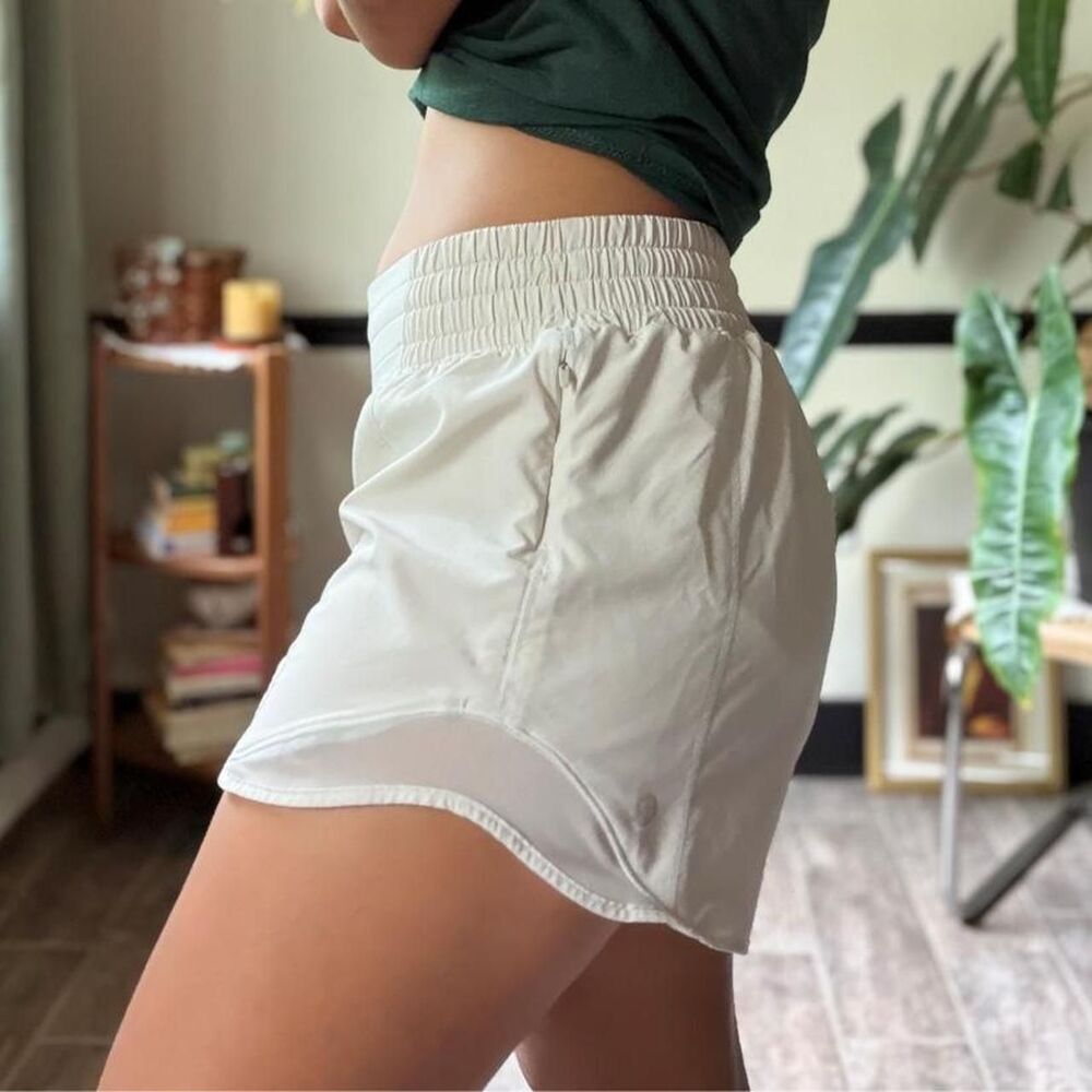 Lululemon Hotty Hot shorts in Bone